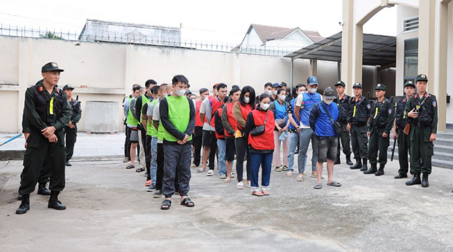 Bộ công an Việt Nam phối hợp với cảnh sát hoàng gia Campuchia triệt phá đường dây lừa đảo xuyên biên giới. Ảnh: vietnamnet